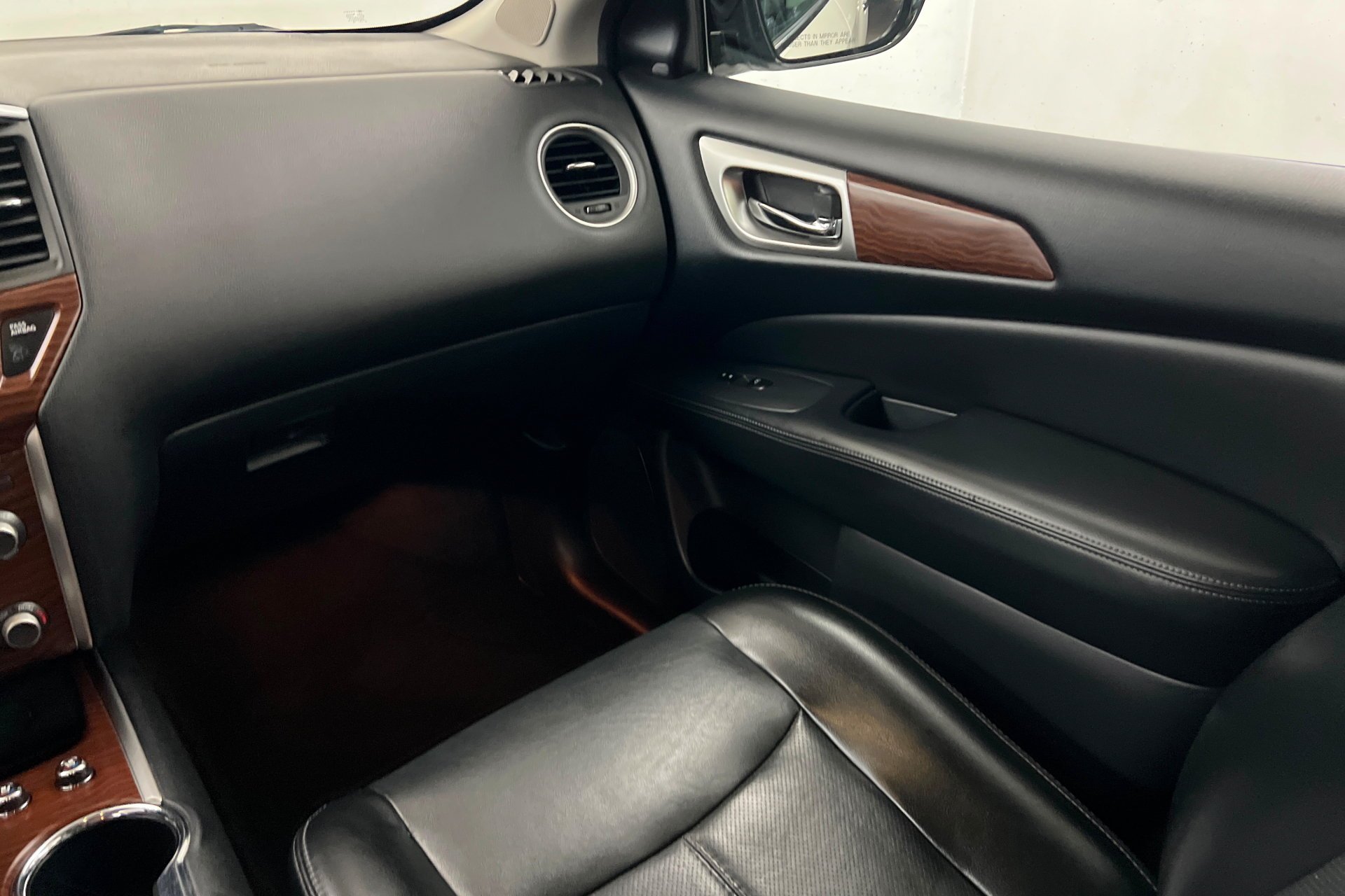 Used 2017 Pearl White Nissan Platinum image 11