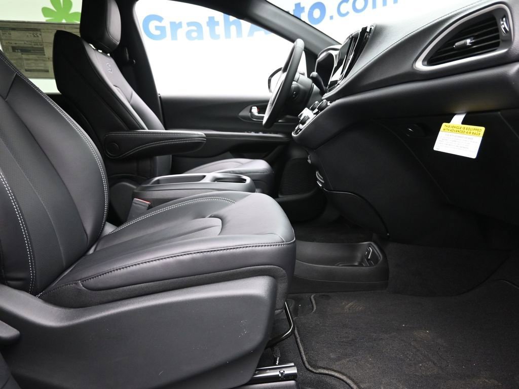 New 2026 Bright White Clear-Coat Exterior Paint Chrysler Select image 9