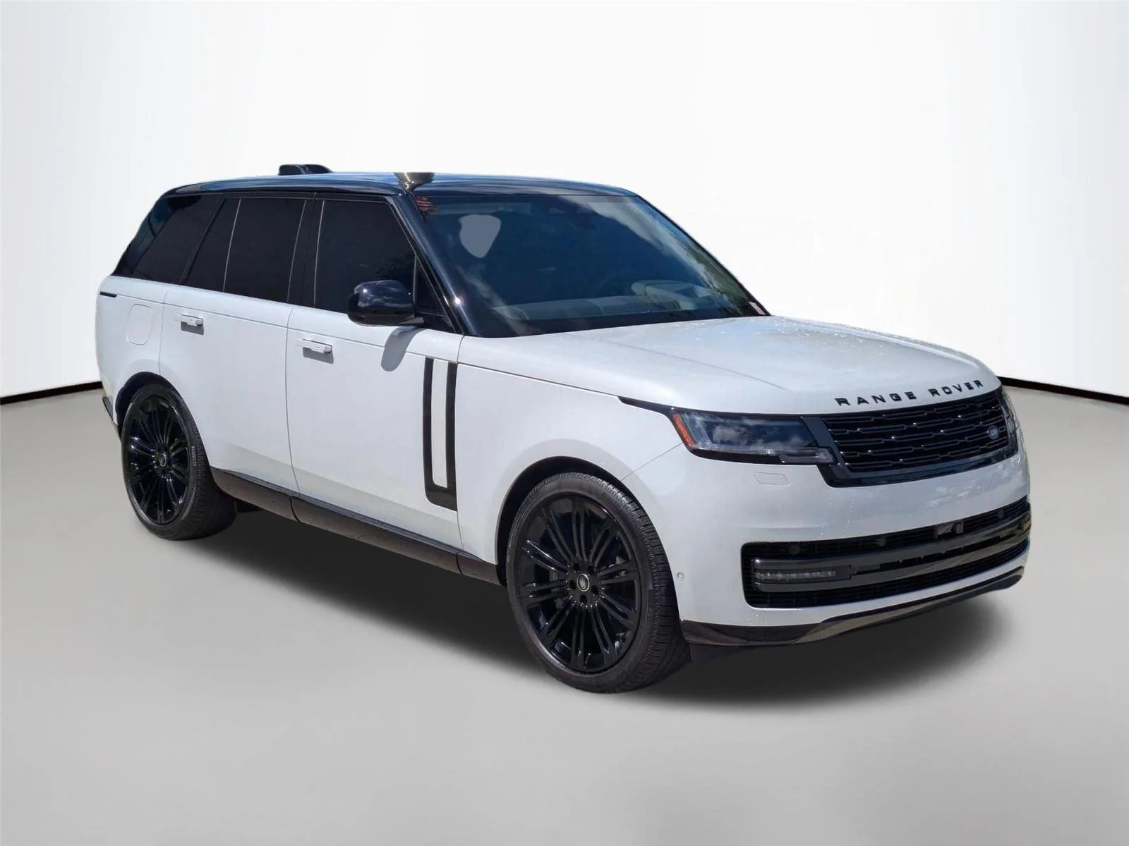 Used 2025  Land Rover SE image 3