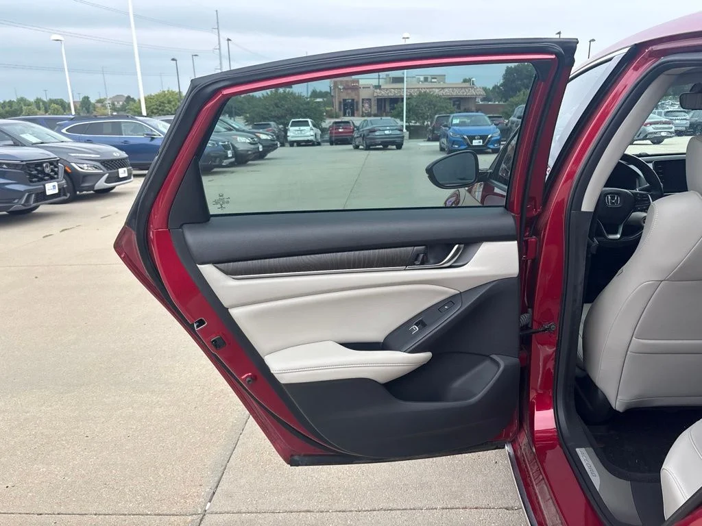 Used 2022 Red Honda Touring 2.0T image 38
