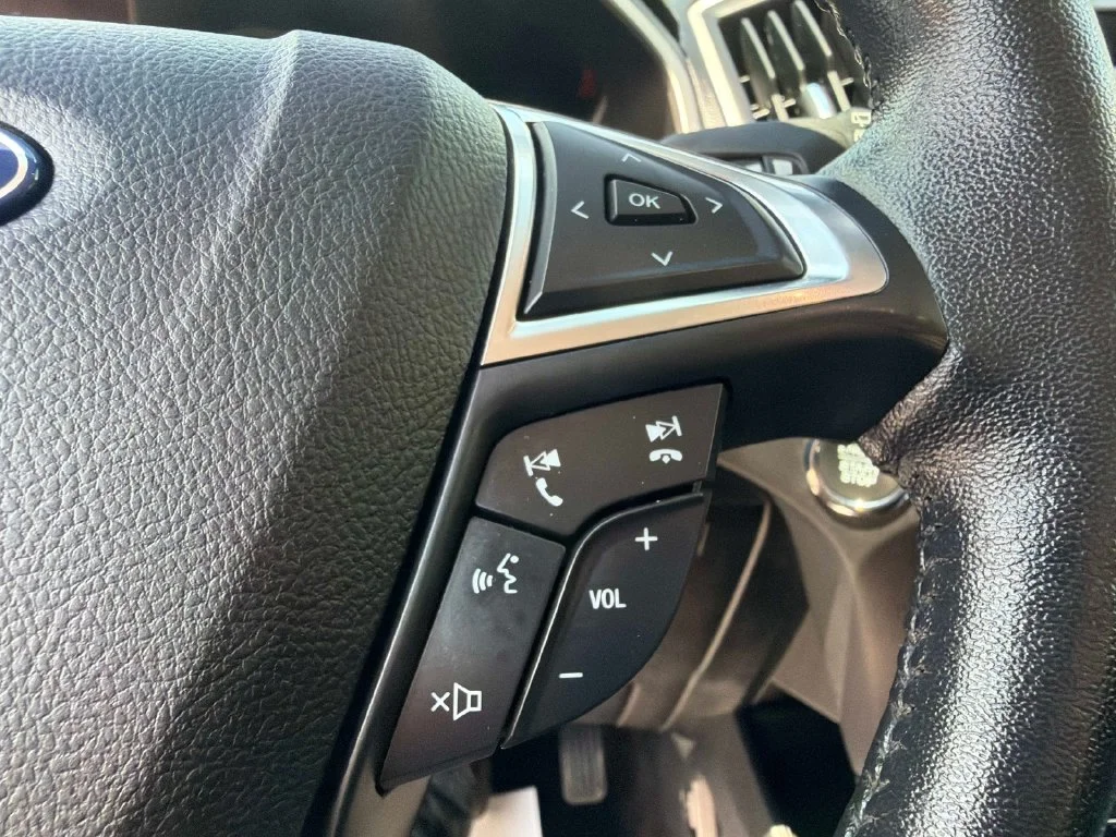 Used 2020 Black Ford SEL image 28