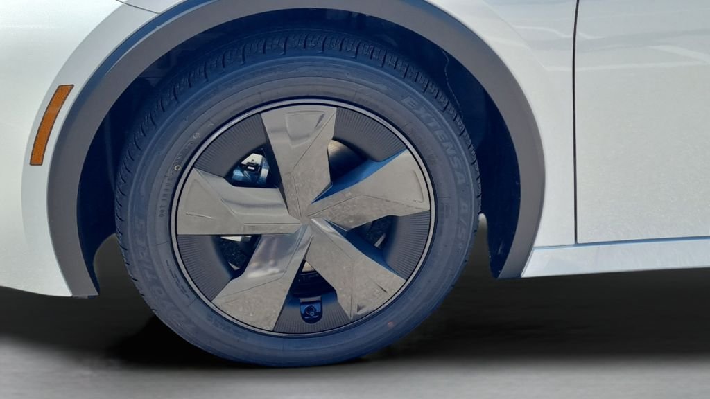 New 2027 Wind Chill Pearl <sup>1</sup> Toyota  LE image 28