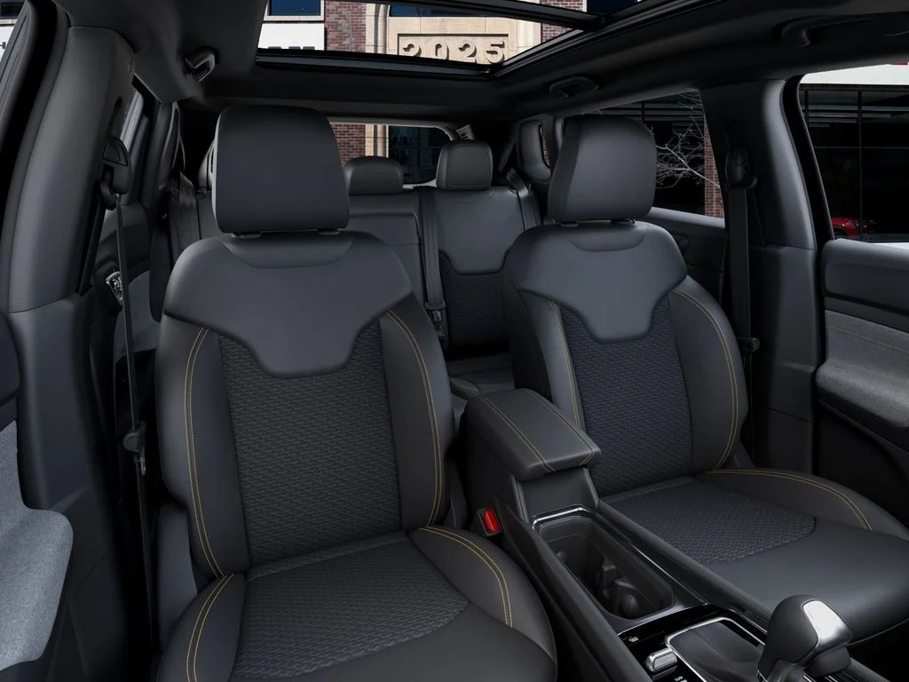 New 2026 Bright White Clearcoat Jeep Latitude image 16