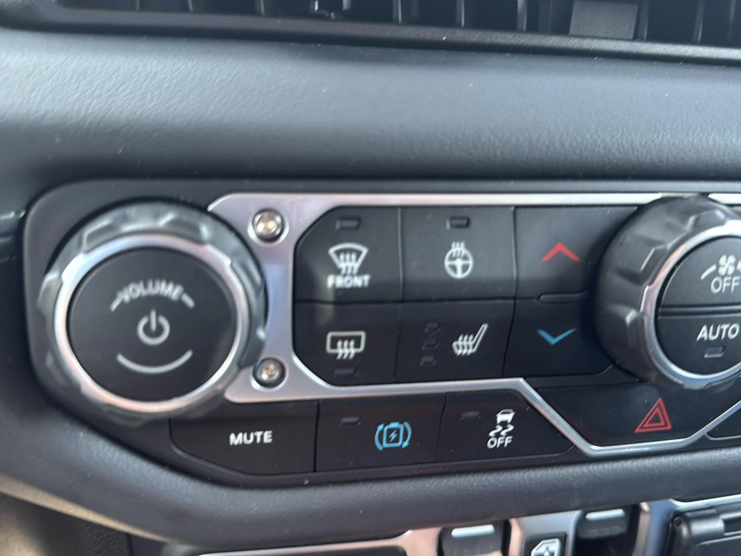 Used 2025 Granite Crystal Metallic Clearcoat Jeep Sahara image 3