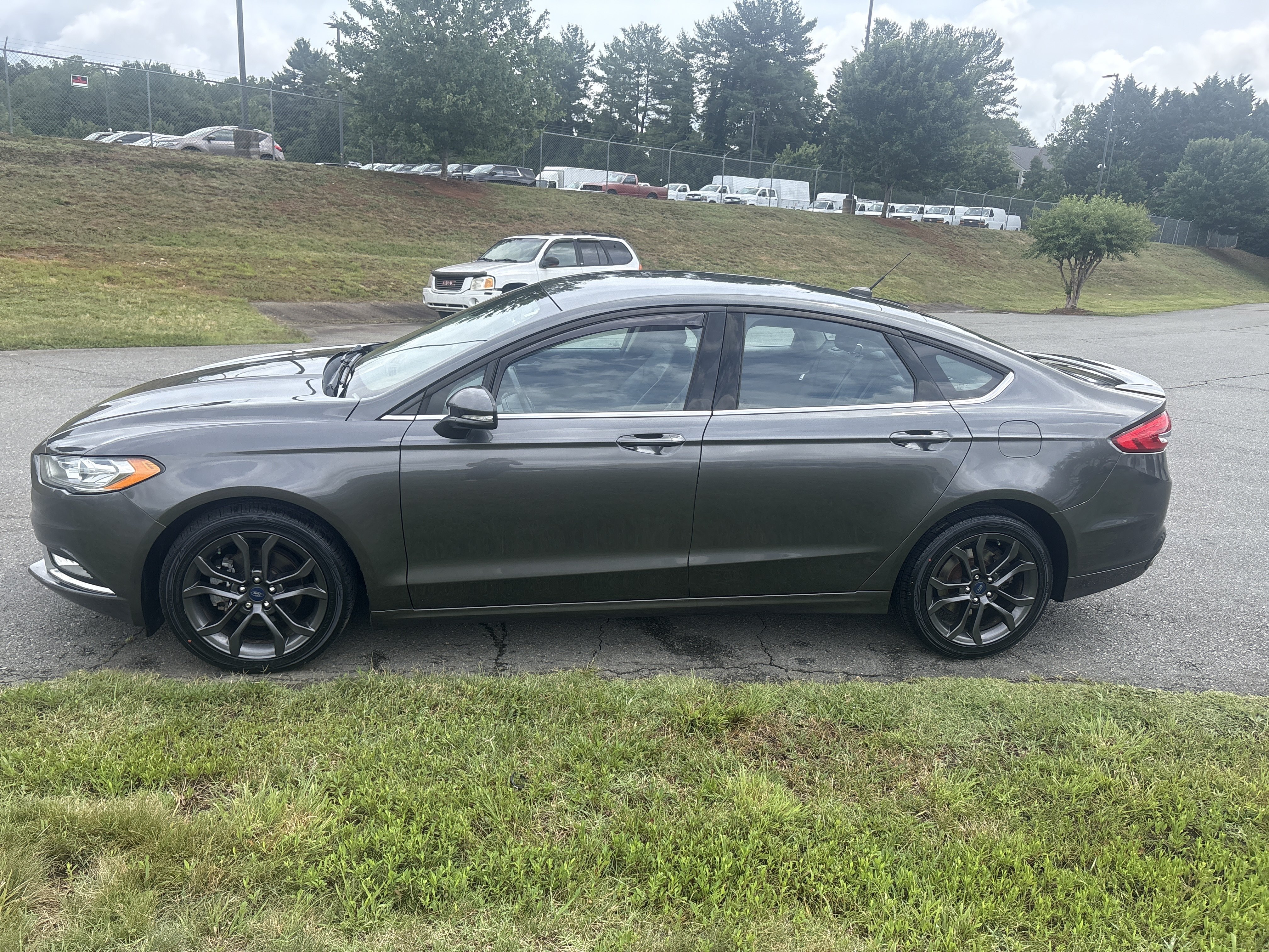 Used 2018 Magnetic Metallic Ford SE image 2