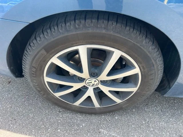 Used 2017 Blue Volkswagen 1.4T SE image 4