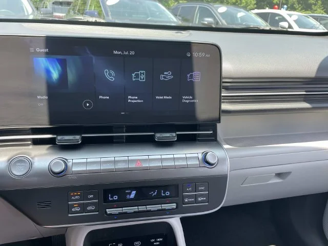 Used 2025 White Hyundai SEL image 25