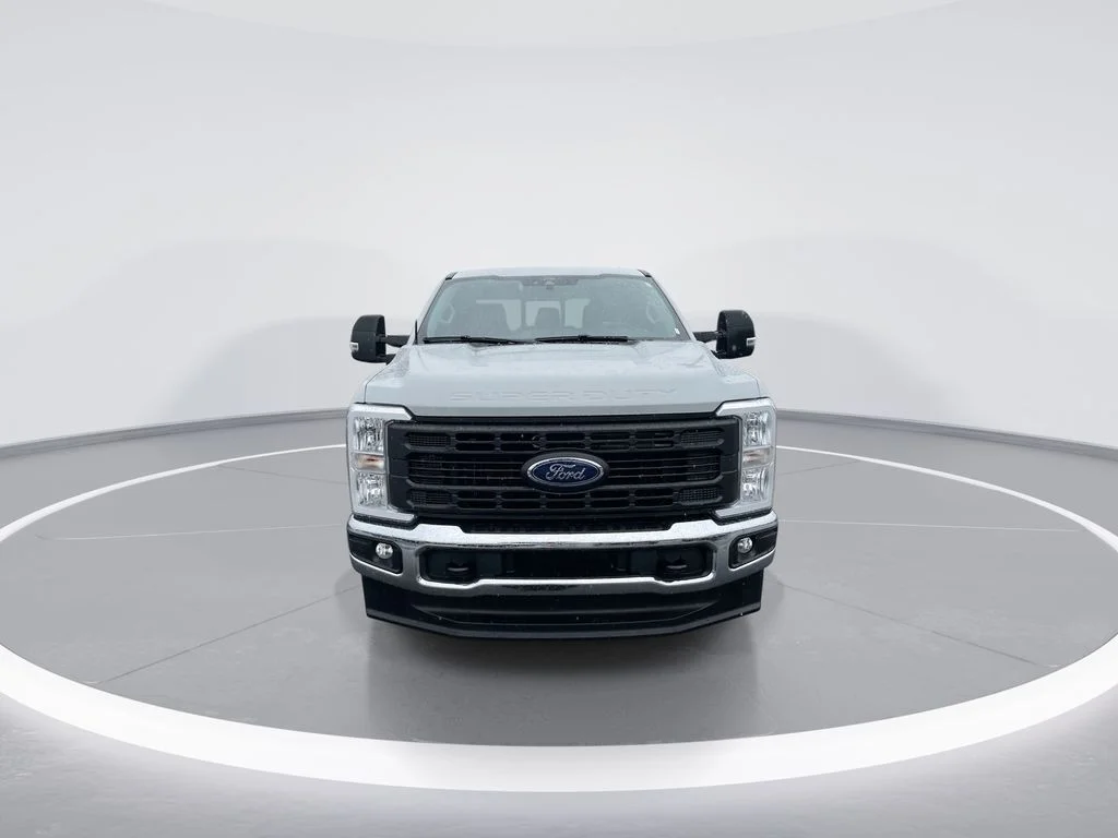 Used 2025 White Ford XL image 3