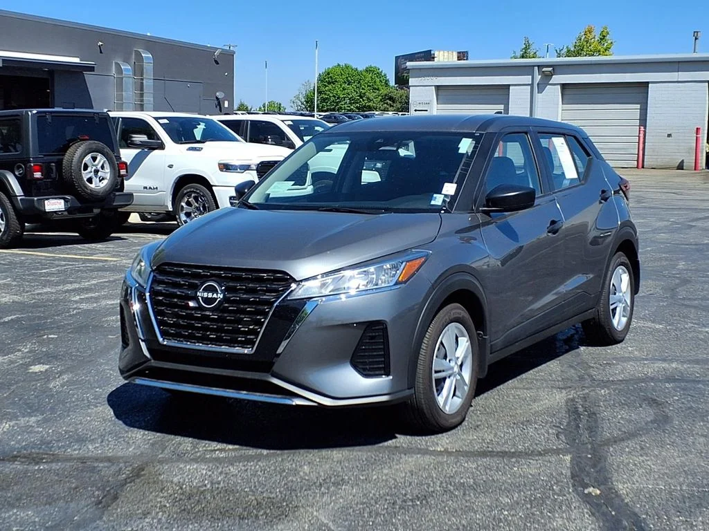 Used 2025 Nissan KICKS PLAY Base with VIN 3N1CP5BV0SL489734 for sale in Kansas City