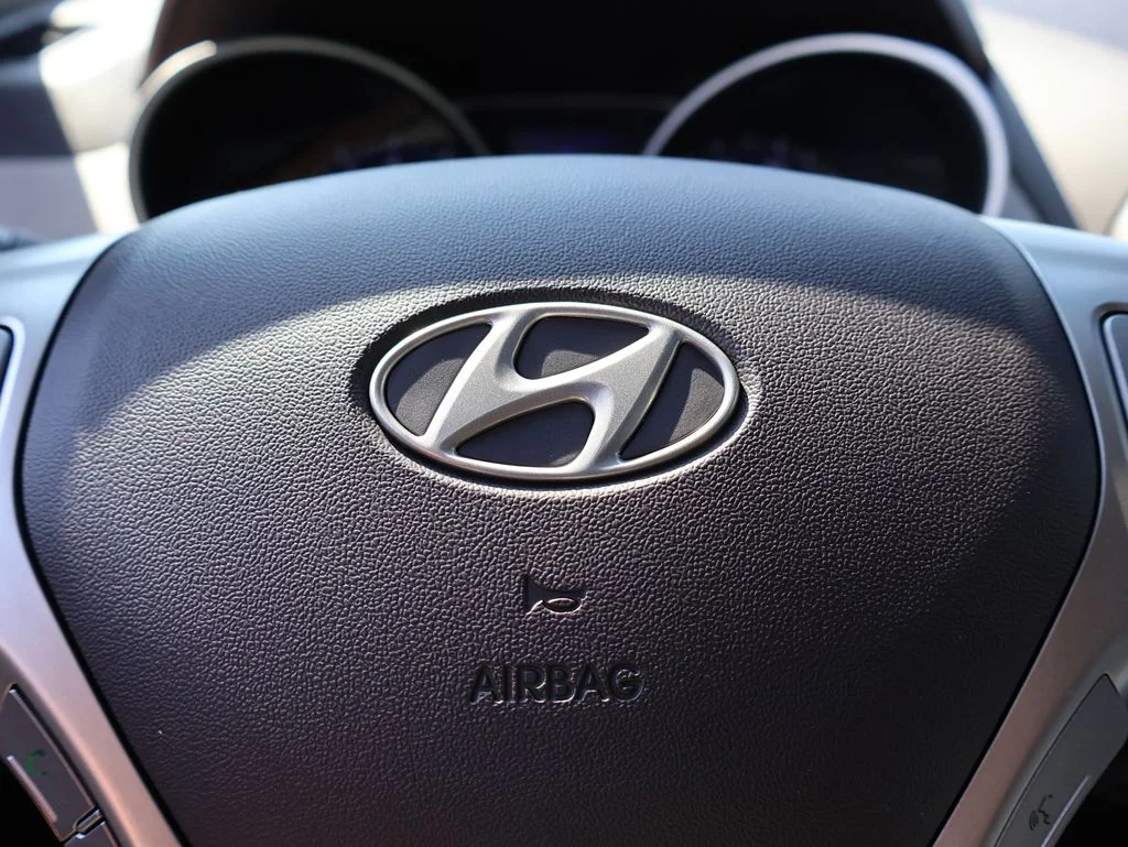Used 2013 Garnet Red Hyundai GLS image 25