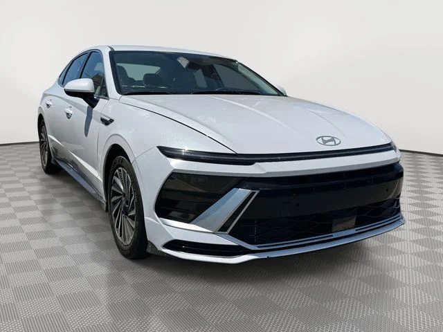 Used 2025 White Hyundai SEL image 4