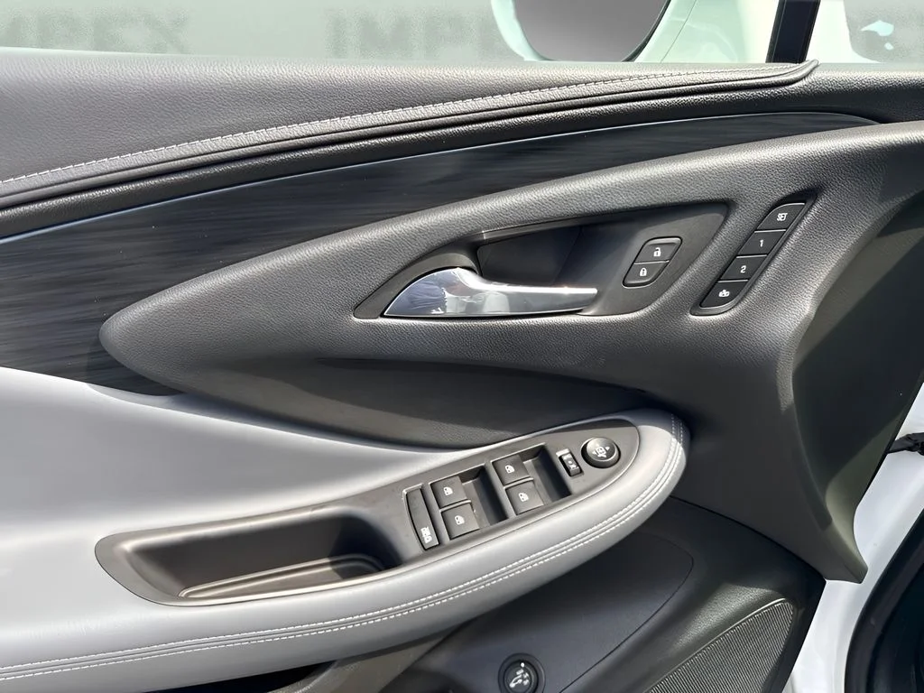 Used 2020 White Buick Essence image 17