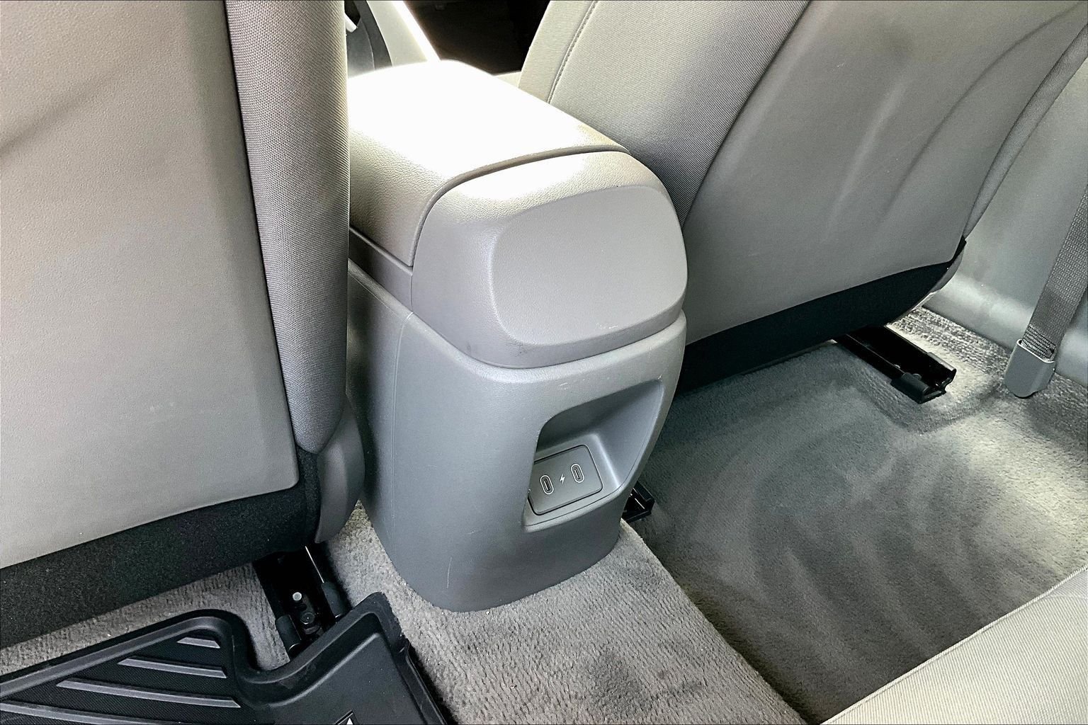 Certified Used 2025 White Hyundai SE image 9