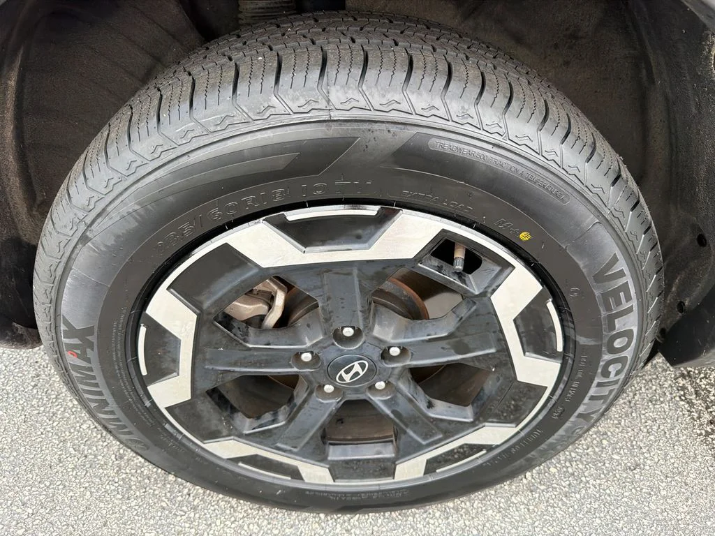 Used 2025 Black Hyundai SE image 17