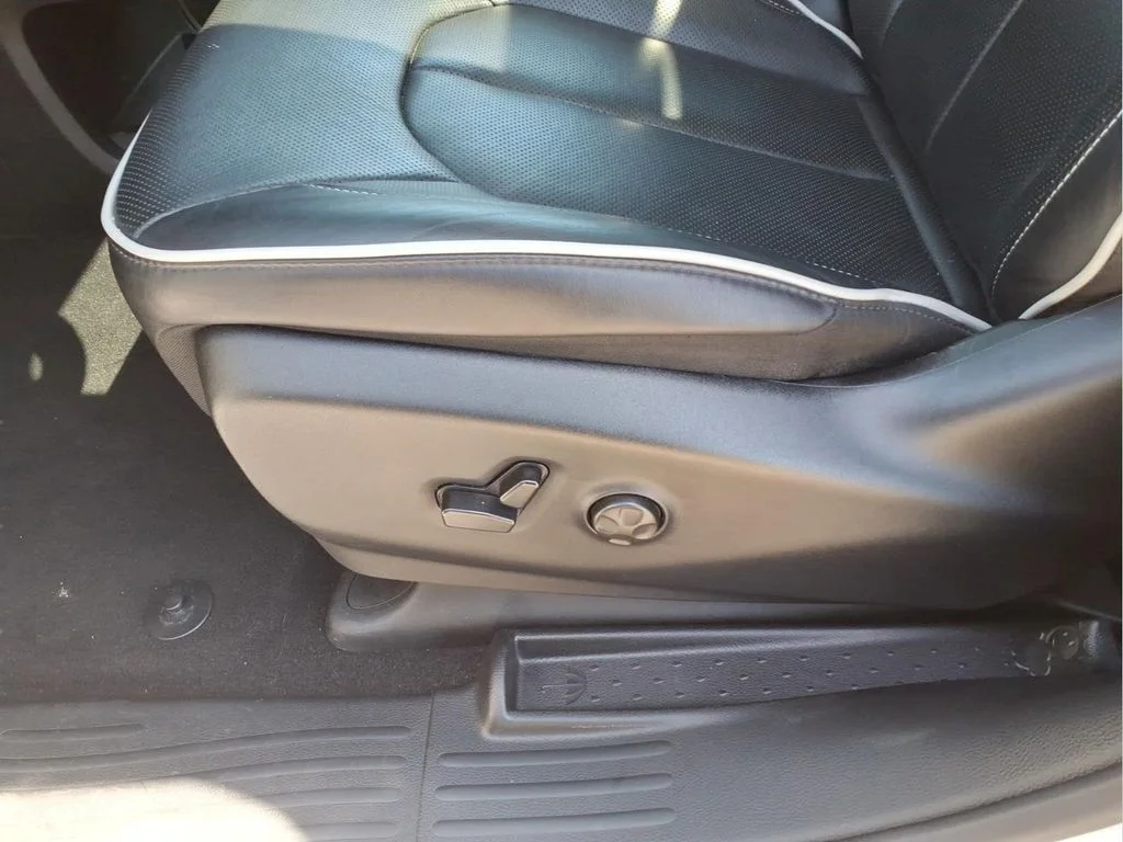 Used 2025 White Chrysler Limited image 14