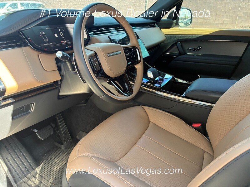 Used 2025  Land Rover Dynamic SE image 4