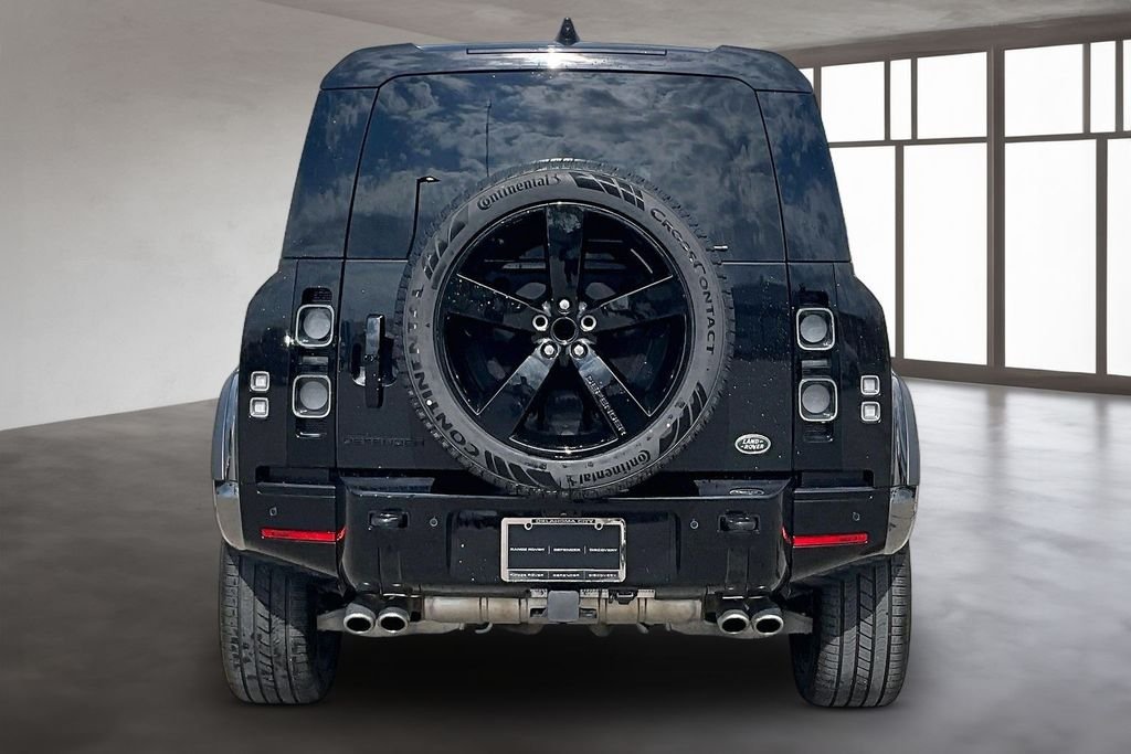Used 2023 Santorini Black Metallic Land Rover V8 image 4