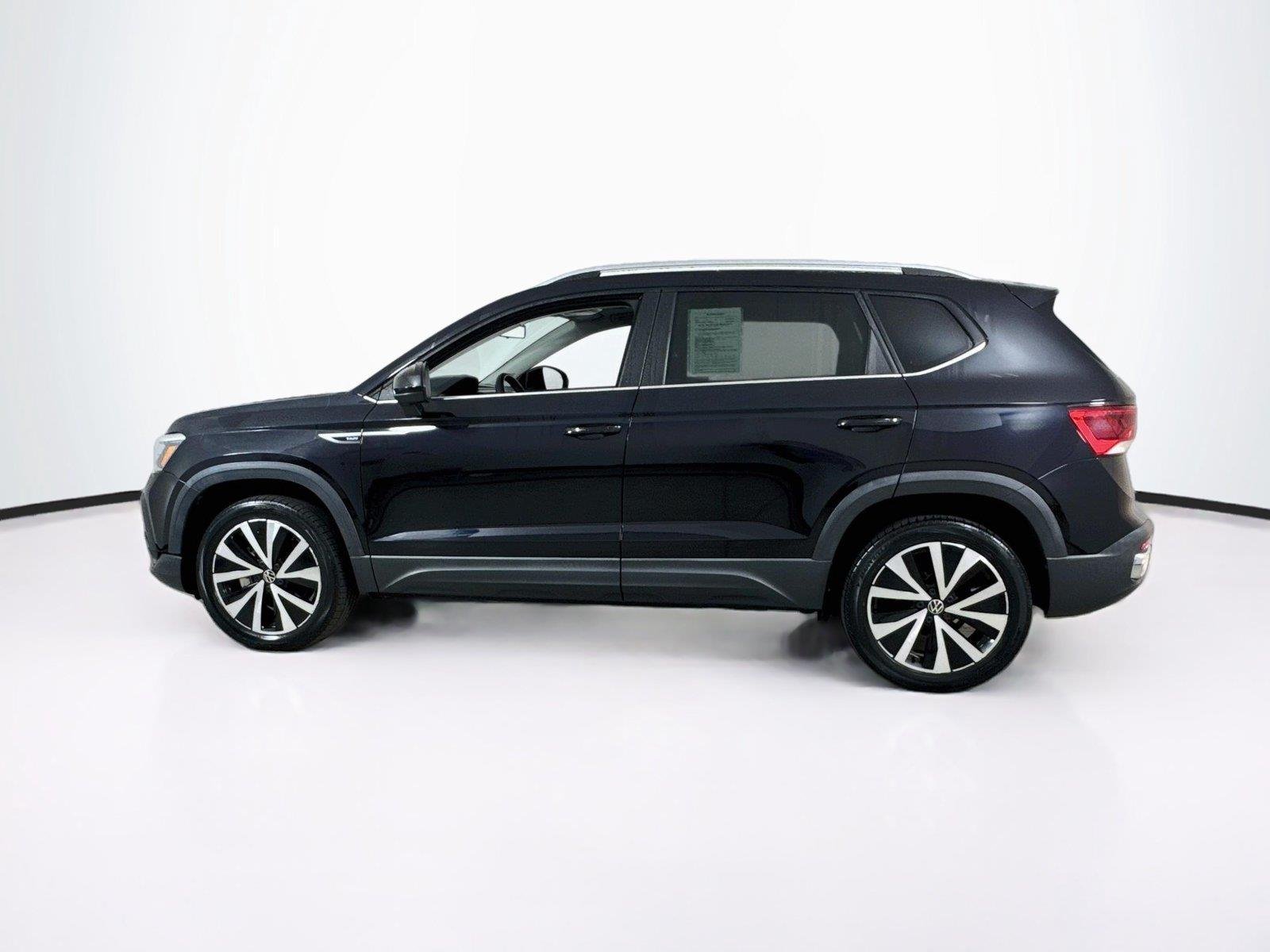 Used 2022 Deep Black Pearl Volkswagen SE image 3
