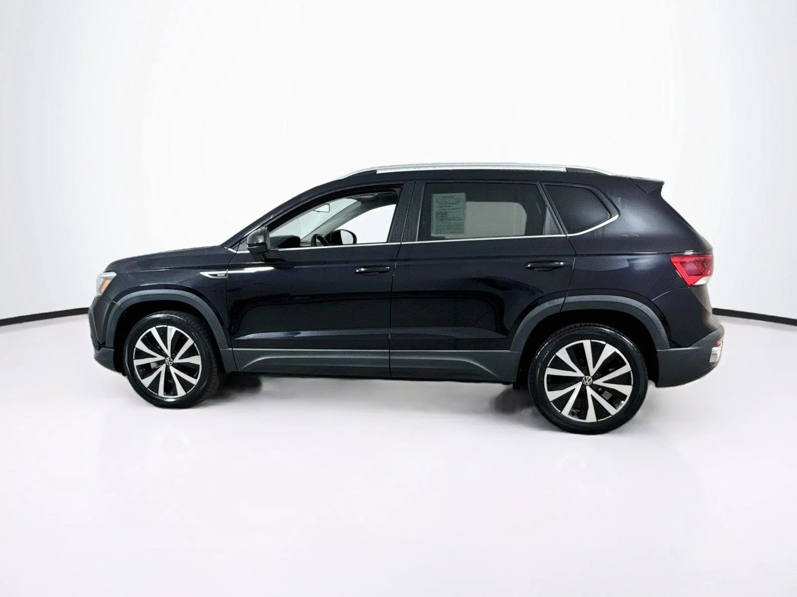 Used 2022 Deep Black Pearl Volkswagen SE image 3