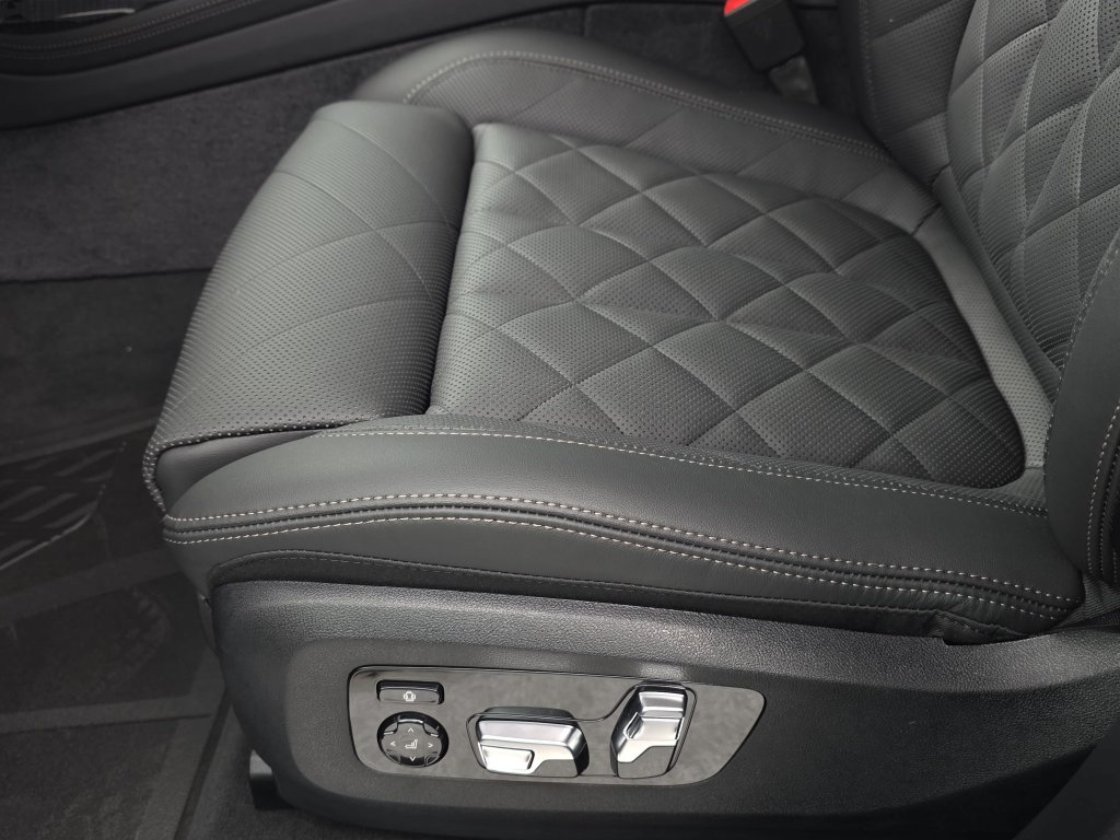 New 2027 Black Sapphire Metallic BMW xDrive40i image 29
