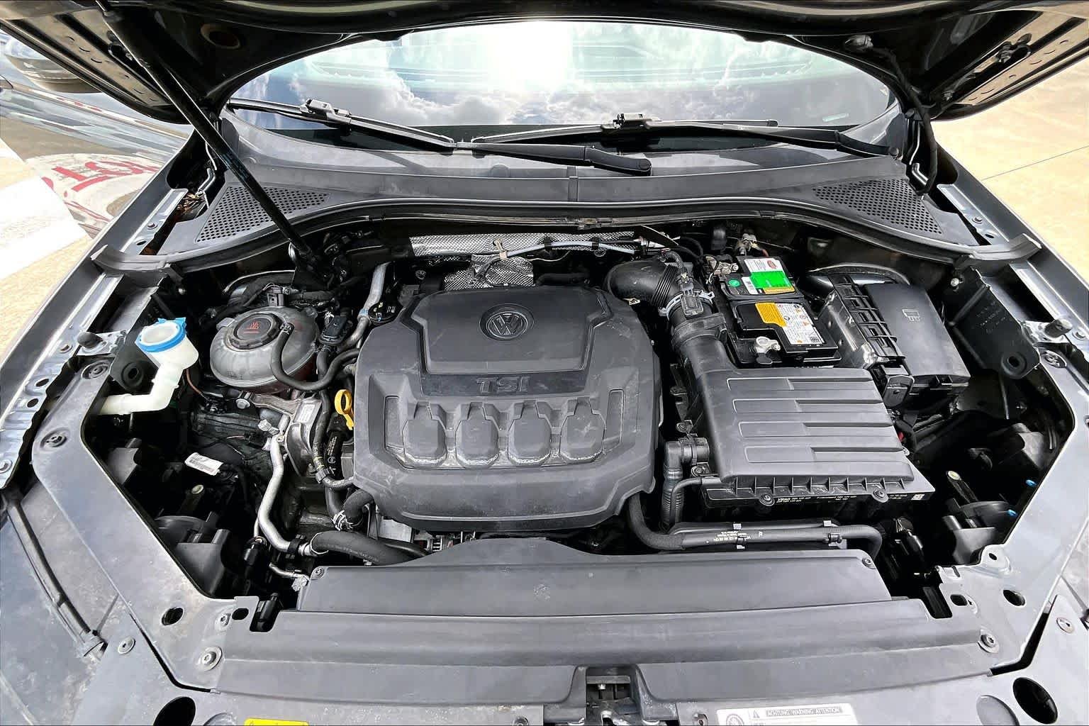 Used 2019 Platinum Gray Metallic Volkswagen SE image 29