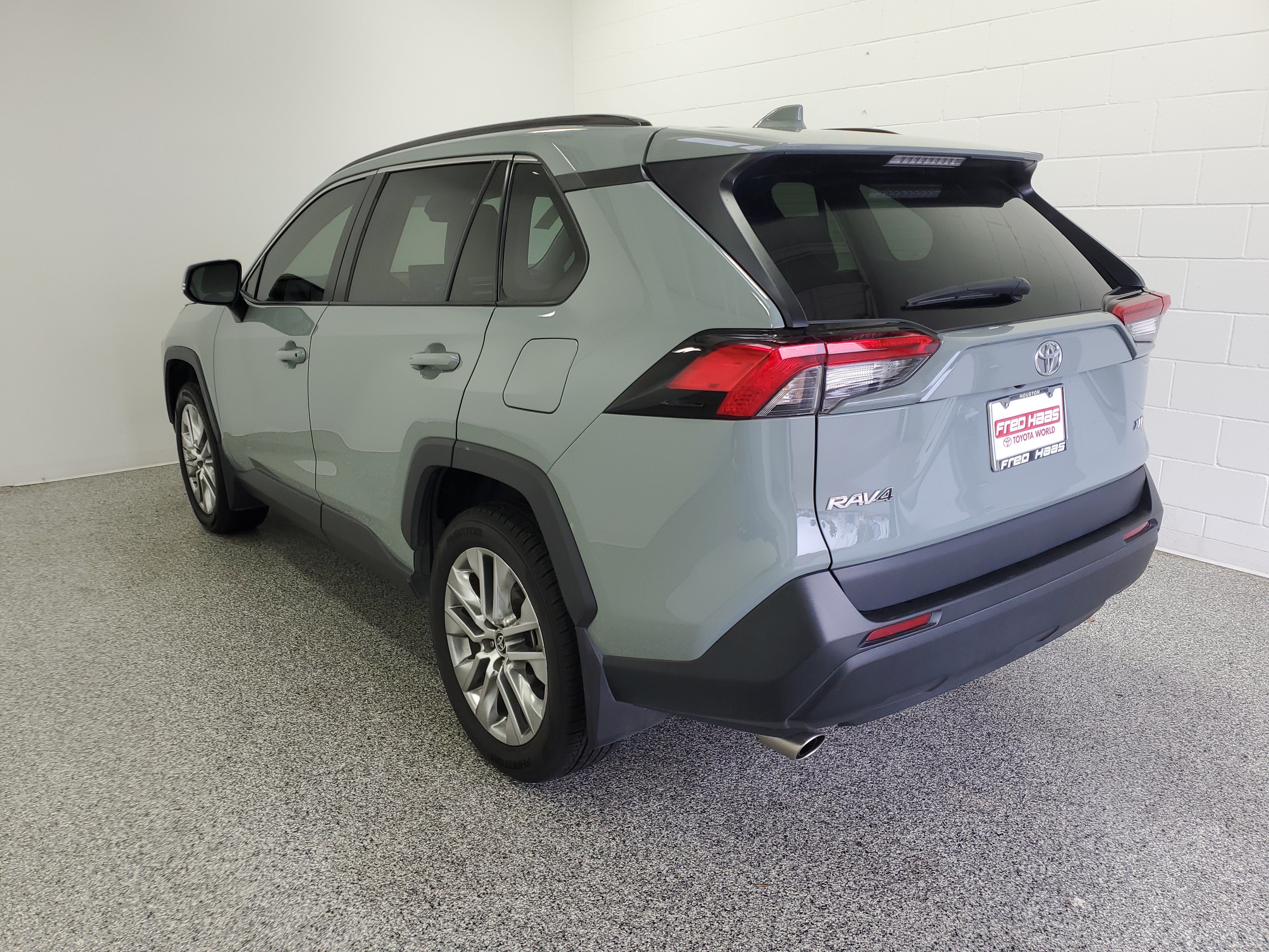 Used 2021 Lunar Rock Toyota XLE Premium image 6