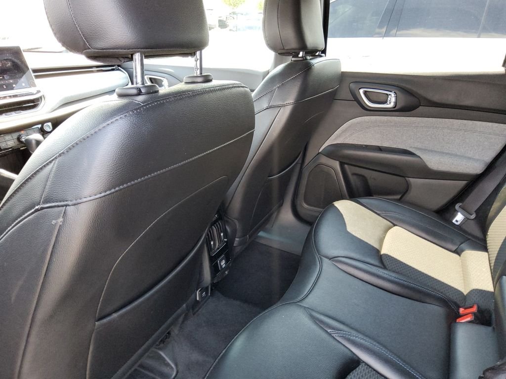 Used 2024 Black Jeep Latitude image 19