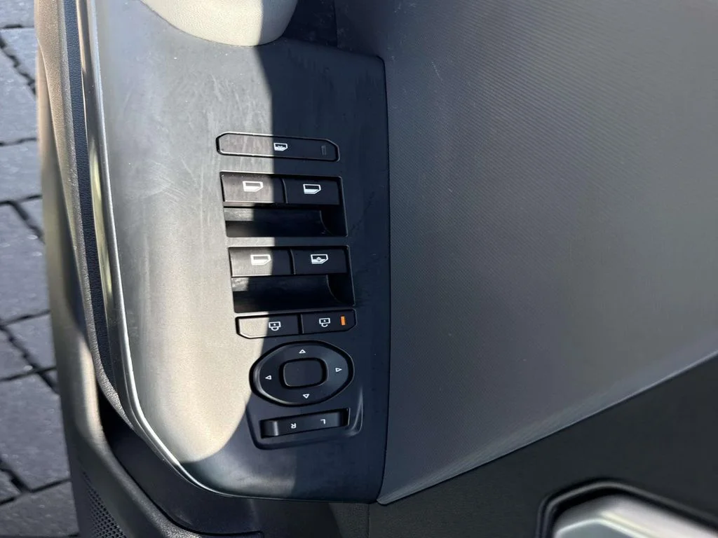 Used 2025 White Kia LXS image 17