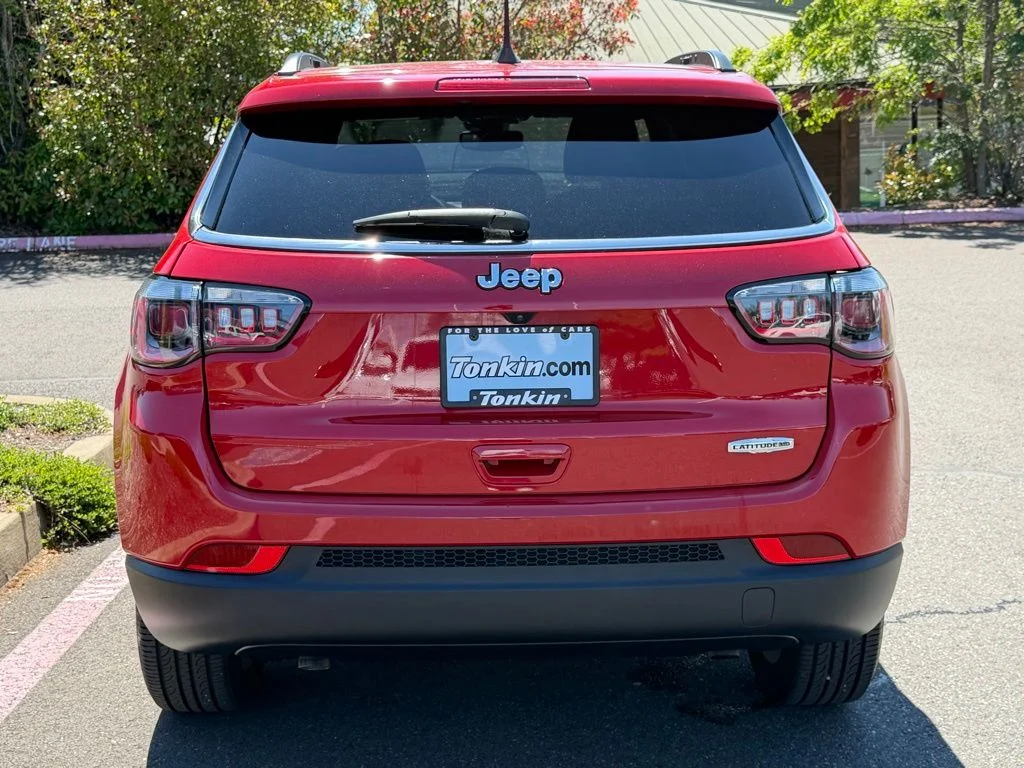 Used 2023 Redline Pearlcoat Jeep Latitude Lux image 6