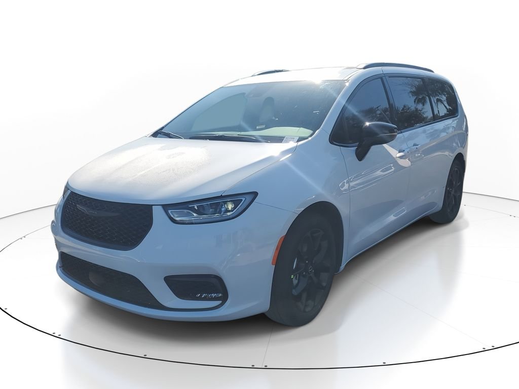 2026 Chrysler Pacifica Select's photo