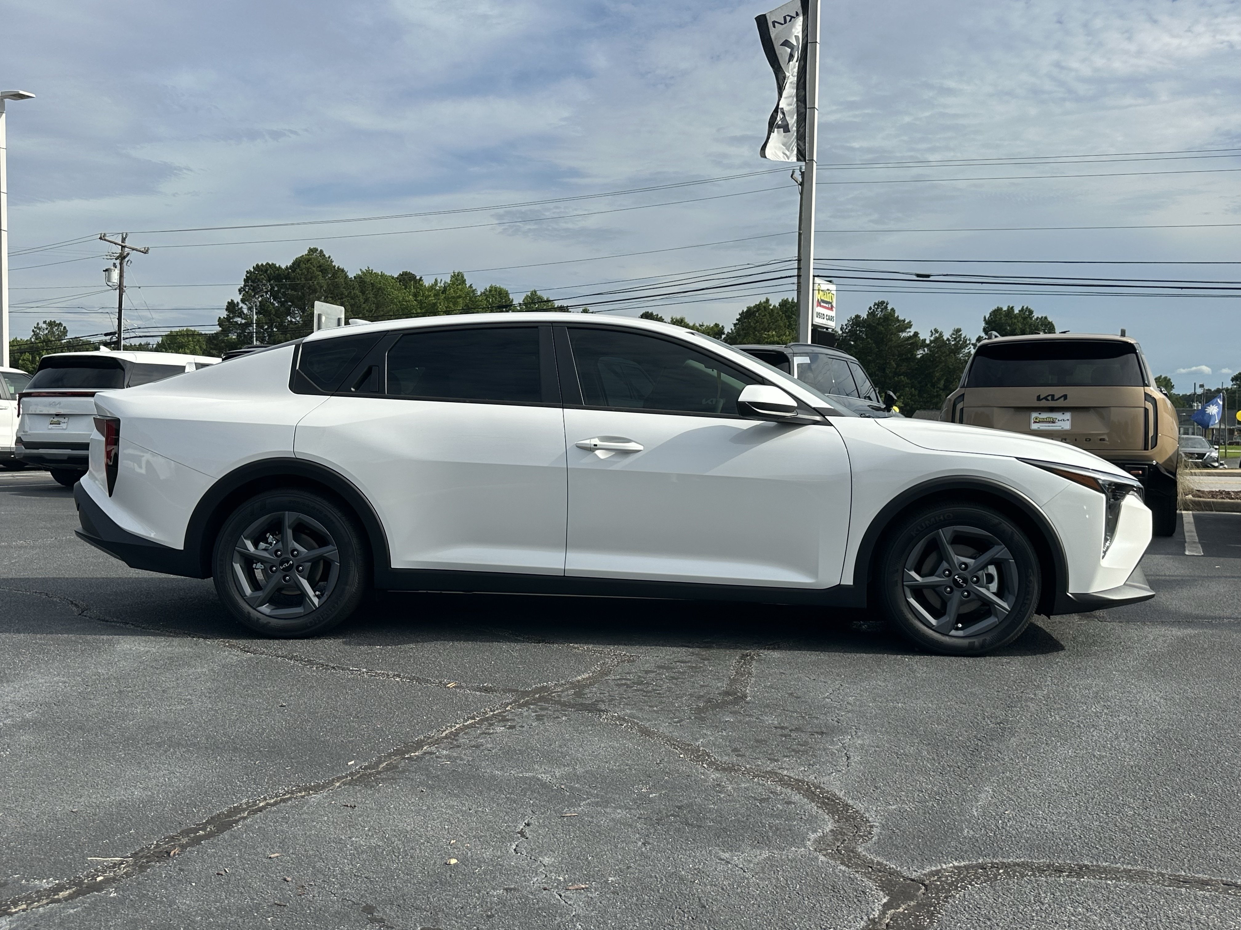 New 2026 Snow White Pearl Kia LXS image 9
