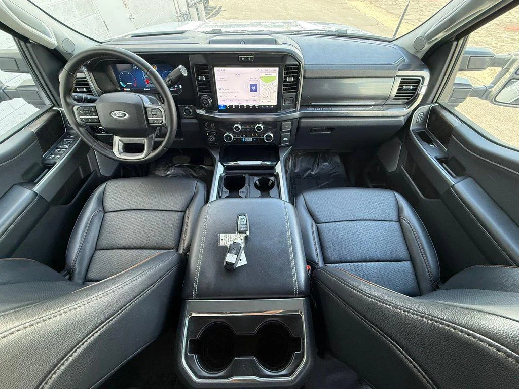 Used 2025 Oxford White Ford LARIAT 4WD CREW CAB 6.75 BOX image 28