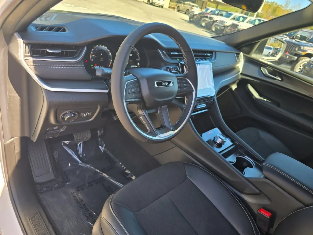 New 2027 White/off-white Jeep Laredo X image 23