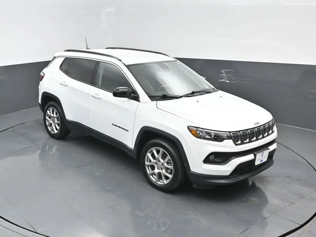 Certified Used 2022 Bright White Clearcoat Jeep Latitude Lux image 20