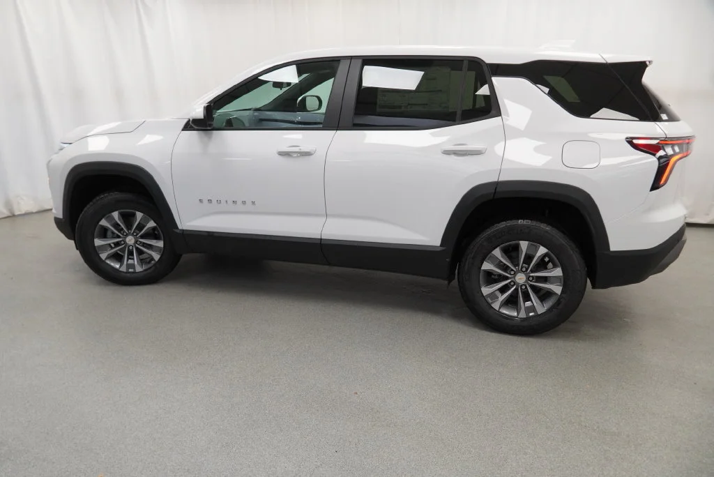 New 2027 Summit White Chevrolet LT image 38