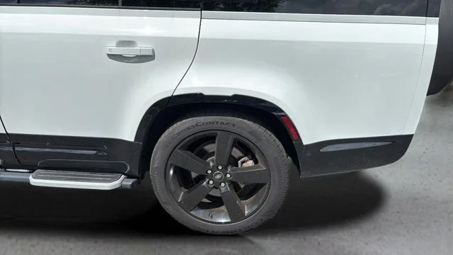Used 2023 White Land Rover X-Dynamic SE image 36