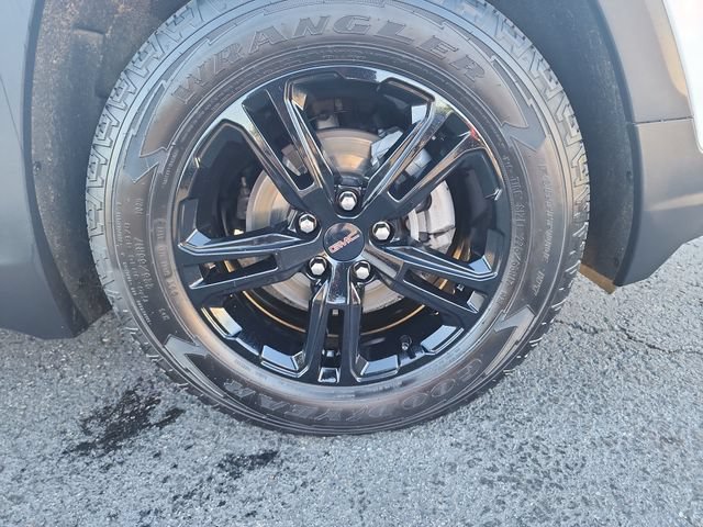 Used 2022 Summit White GMC AT4 image 26