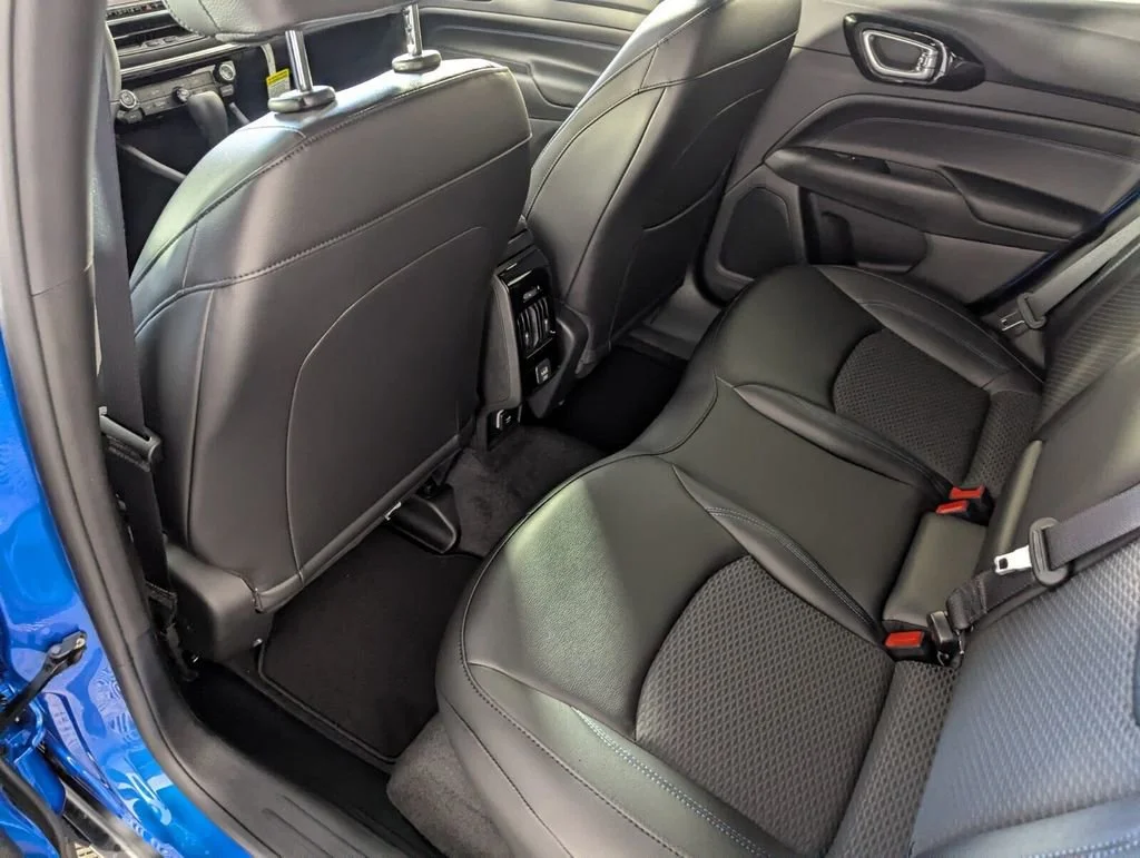 New 2026 Hydro Blue Pearlcoat Jeep Latitude Altitude image 15