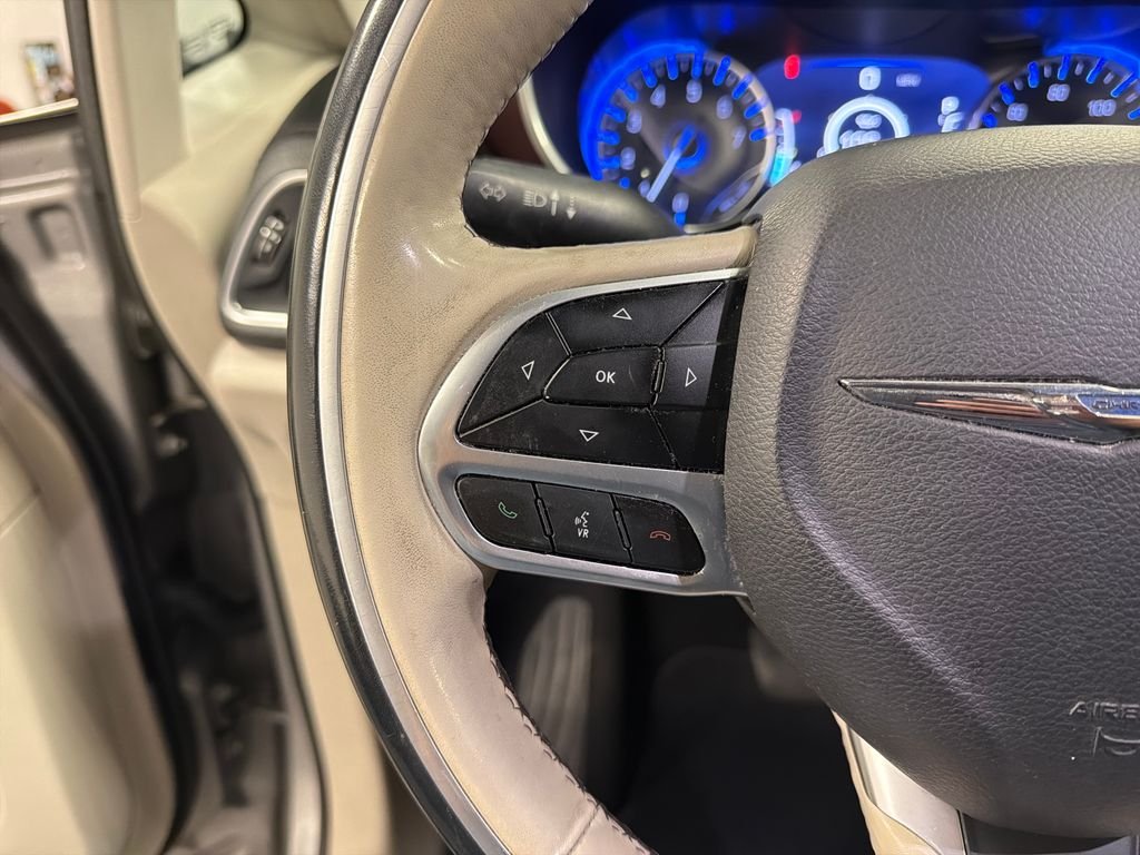 Used 2019 Silver Chrysler Limited image 35
