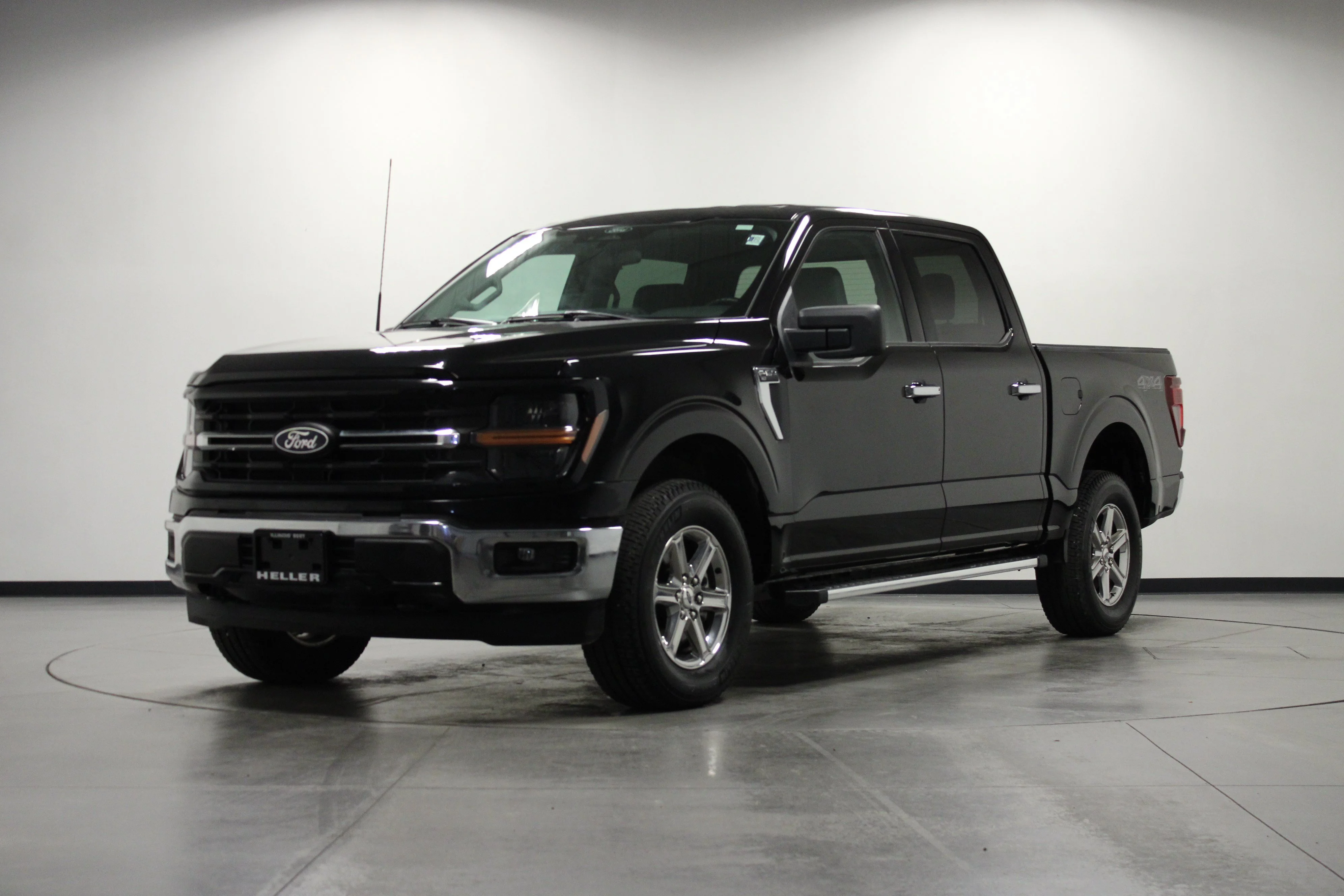 Used 2025 Agate Black Metallic Ford XLT image 8