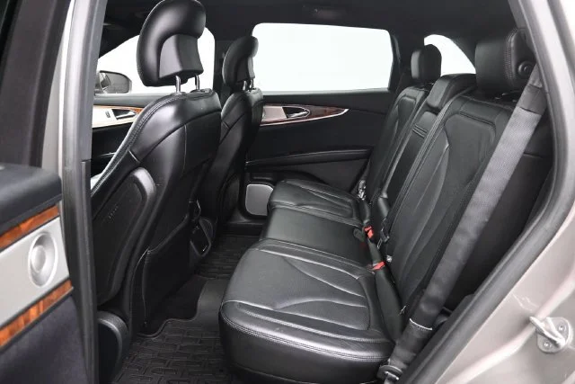Used 2016 Luxe Metallic Lincoln Reserve image 22