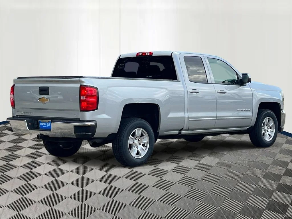 Used 2017 SILVER ICE METALLIC Chevrolet LT image 4