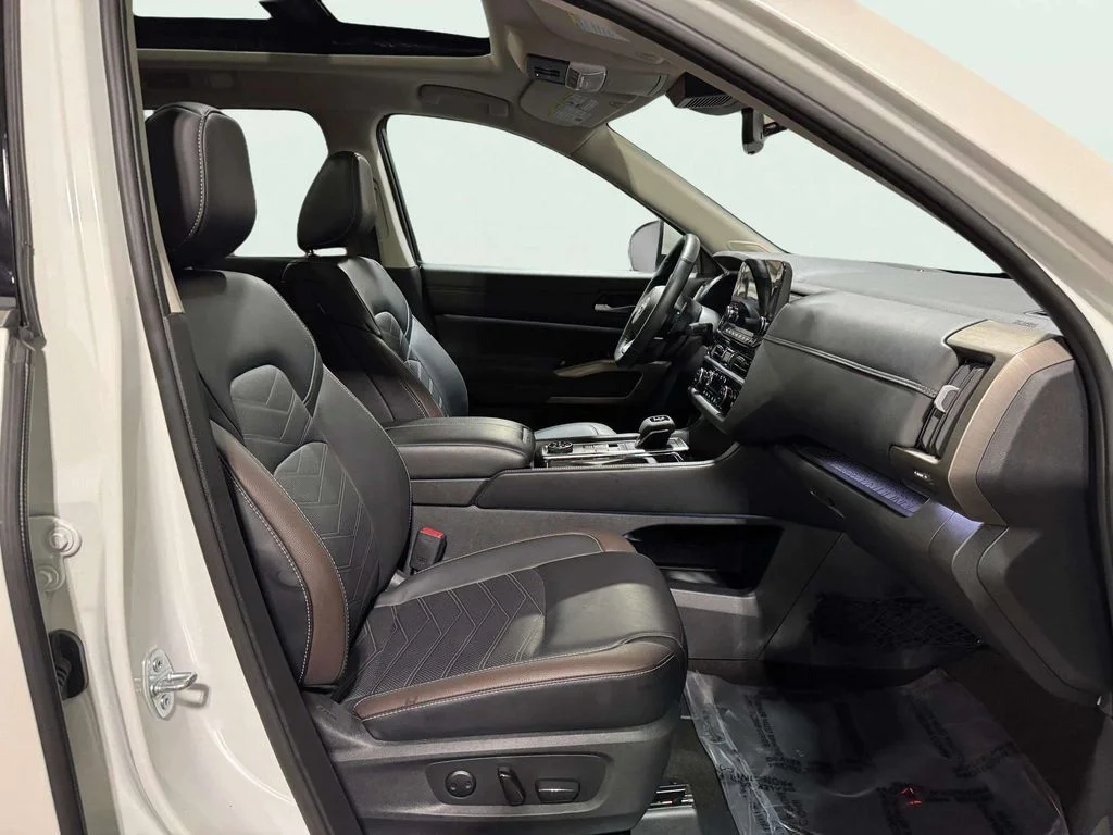 Certified Used 2024 Pearl White Tricoat Nissan Platinum image 26