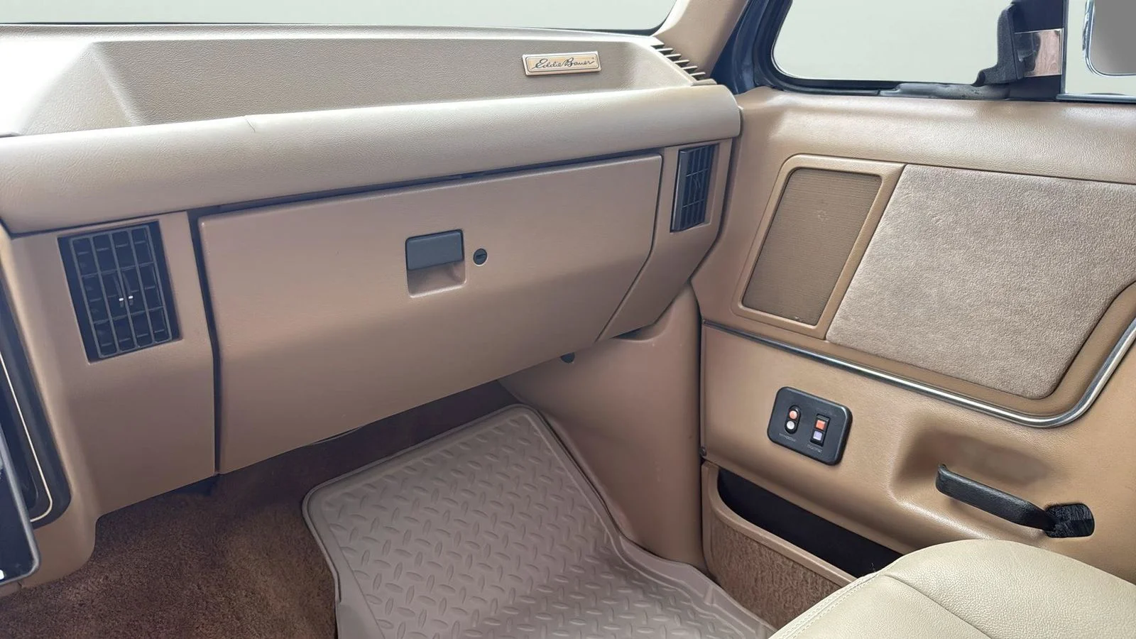 Used 1988  Ford XLT image 60