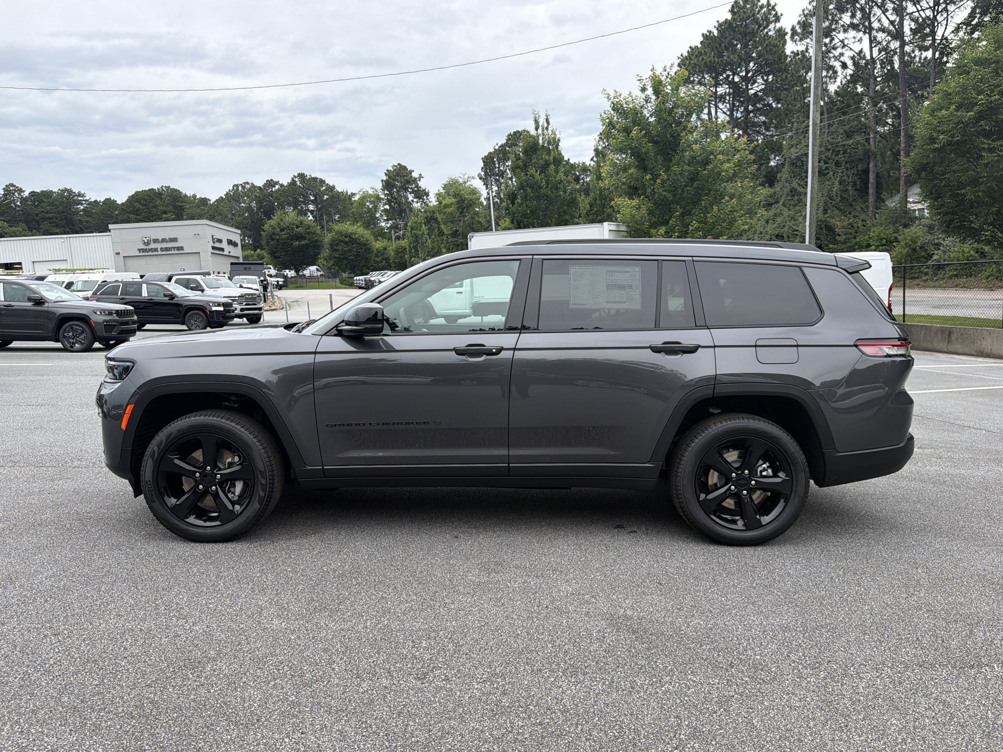 New 2026 Baltic Gray Metallic Clear-Coat Exterior Paint Jeep Limited image 4