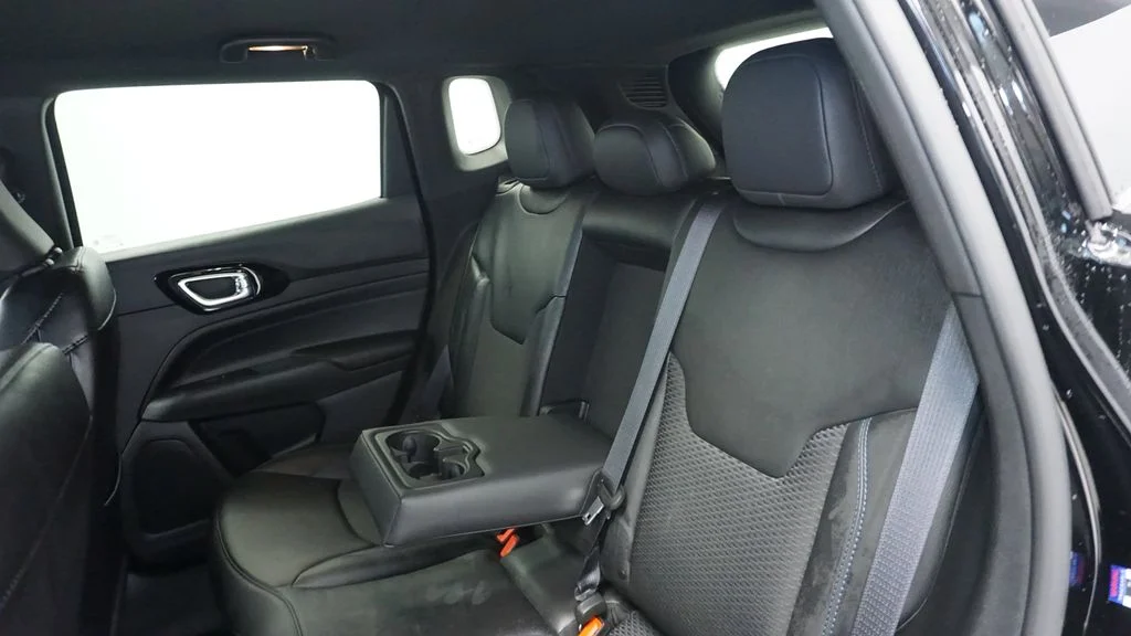 New 2026 Diamond Black Crystal Pearlcoat Jeep Latitude image 27