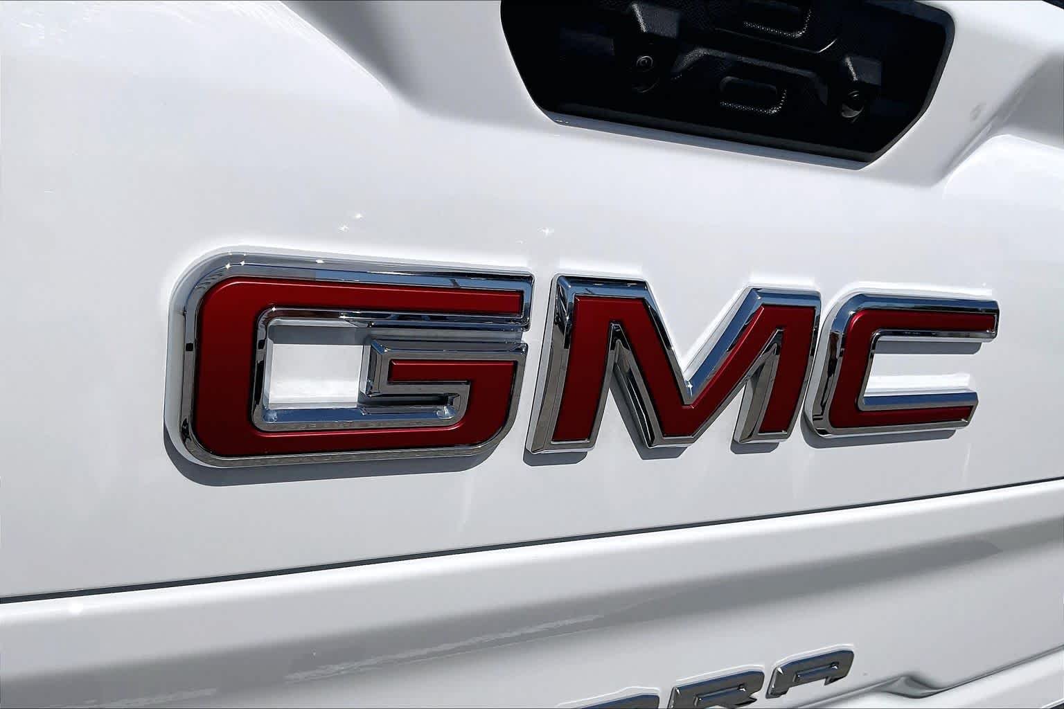 Used 2026 Summit White GMC AT4 image 30