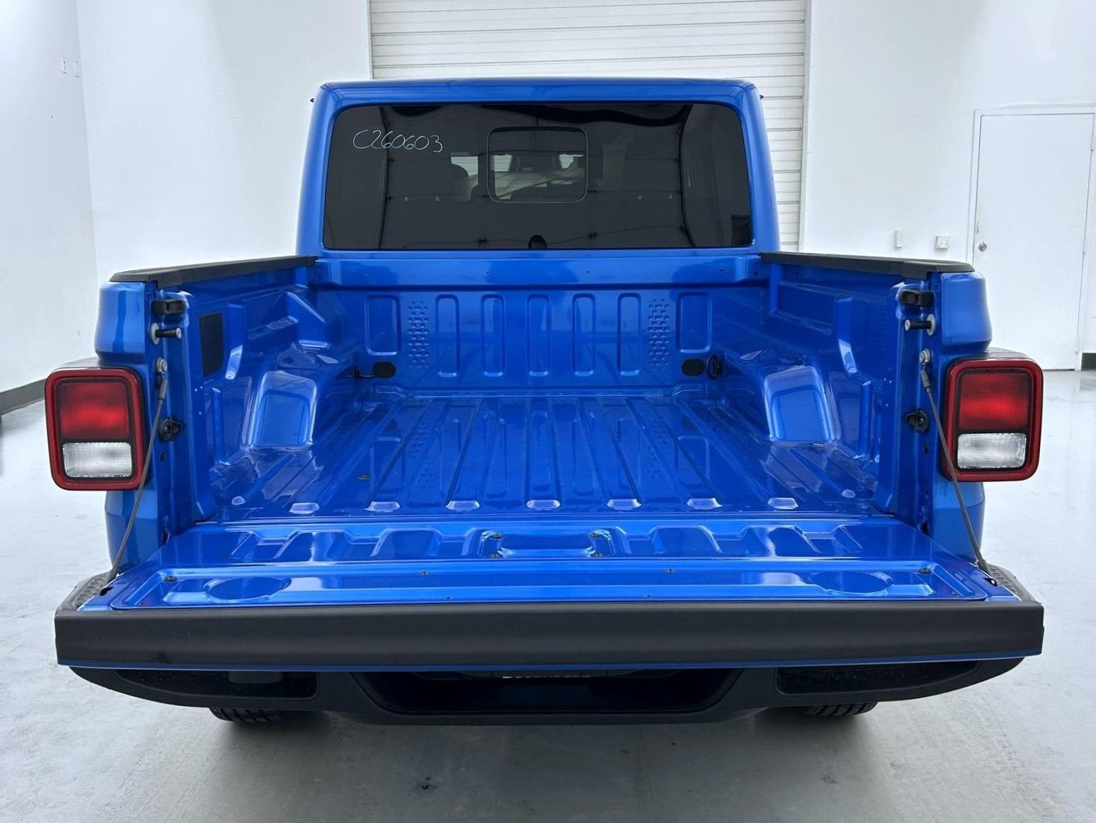 New 2026 Hydro Blue Pearl-Coat Exterior Paint Jeep Sport S image 21