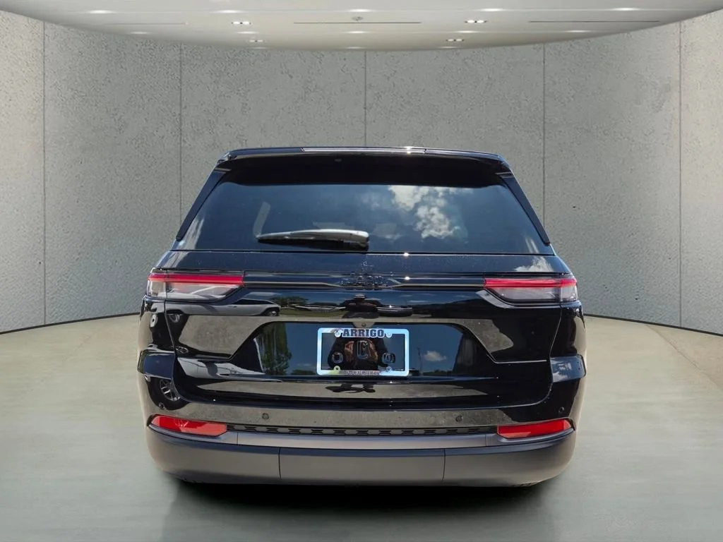 New 2026 Diamond Black Crystal Pearl-Coat Exterior Paint Jeep Laredo Altitude image 5