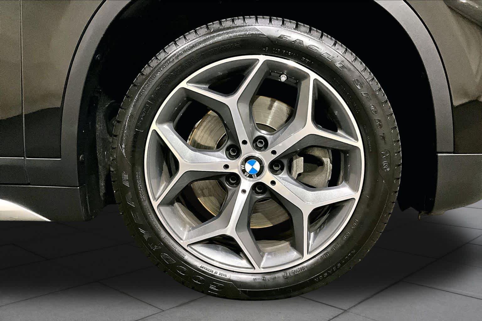 Used 2019 Jet Black BMW xDrive28i image 10